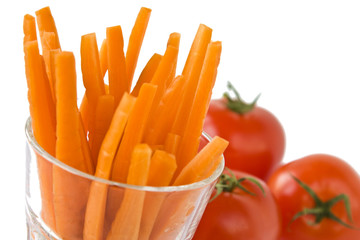 Karotten im Glas mit Tomaten isoliert