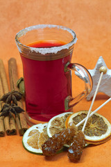 Ein Glas mit Glühwein und Gewürzen