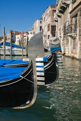 Fototapeta na wymiar Wenecja, gondole zacumowane