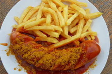 Currywurst mit Pommes