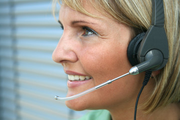 Schöne Business Frau im Büro - Callcenter