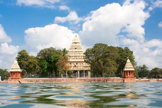 Mariamman teppakkulam tank with Meenakshi Temple