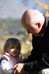 grand père et sa petite fille de 15 mois
