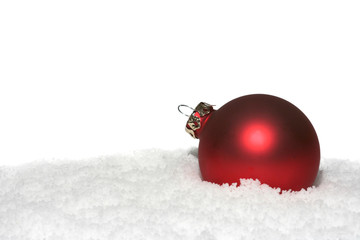 Weihnachtskugel im Schnee rot