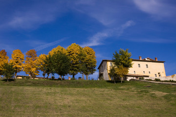 Fototapeta na wymiar tuscany countryside house