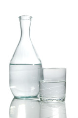 Bouteille et verre d'eau sur fond blanc