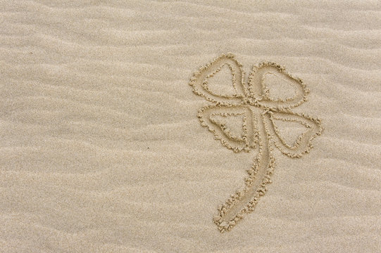 Kleeblatt im Sand