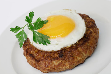 Frikadelle mit Spiegelei