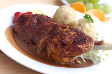 Gänsekeule mit Sosse,Knödeln-gebraten