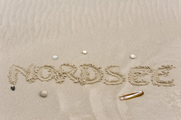 Fototapeta na wymiar Nordsee in den Sand geschrieben