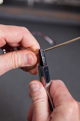 optiker repariert brille