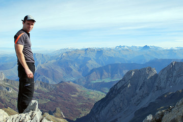 Naklejka premium Wycieczkowicz na szczycie Pic d'Anie