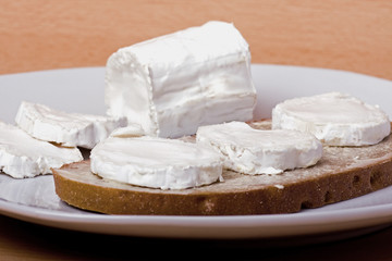 Brot mit Ziegenkaese