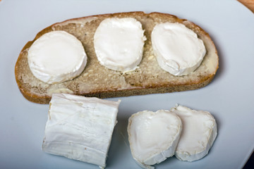 Brot mit Ziegenkaese