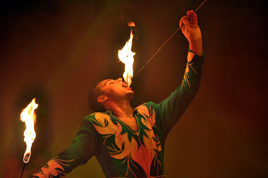 Feuerspucken, Feuerschlucker: eine Feuershow im Zirkus