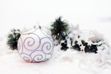Fototapeta na wymiar White christmas ball decoration