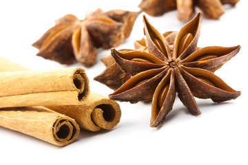 Sternanis und Zimtstangen