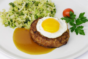 Frikadelle mit Wirsinggemüse, Spiegelei