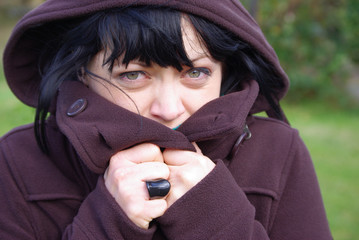 Portrait eines frierenden jungen Mädchens