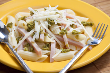 penne with ham and green pesto