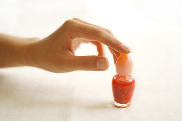 マニキュアを持つ手