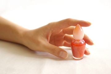 マニキュアを持つ手