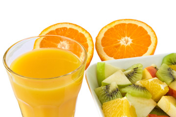 Orangensaft mit Obstsalat mit Kiwi, Apfel, Orange