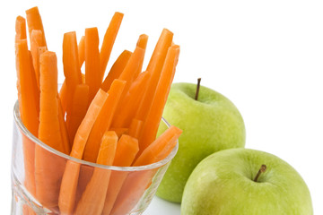 Karotten im Glas mit Äpfeln