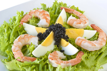 Salat mit Garnele, Ei, Kaviar und Mais