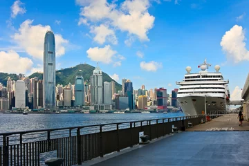 Tuinposter Schip op de zeeterminal van Hong Kong © okv
