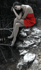 ragazza seduta con vestito rosso