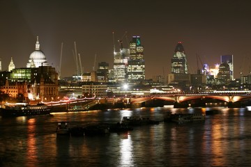 Fototapeta na wymiar Londres de nuit