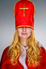 Weihnachtsfrau mit Mütze im Gesicht