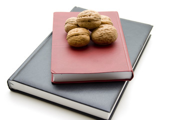 Walnüsse auf Buch