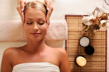 Obrazy na Szkle  atrakcyjna kobieta otrzymuje rekreacyjny masaż głowy