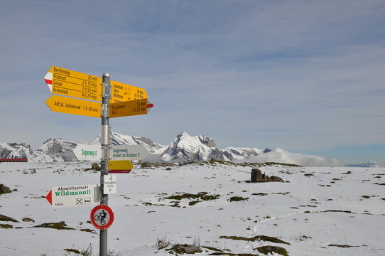 Wegweiser in den Alpen