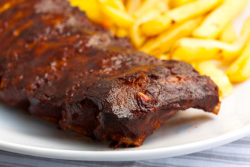 Spareribs , gegrillt,mit Pommes Frites