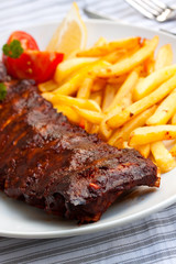 Spareribs , gegrillt,mit Pommes Frites