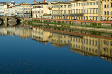 Fototapeta na wymiar Firenze case specchio Arno