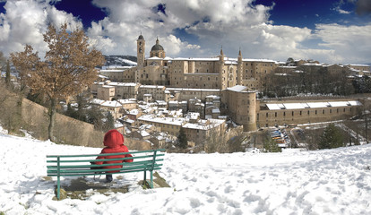 Tourist who watches Urbino