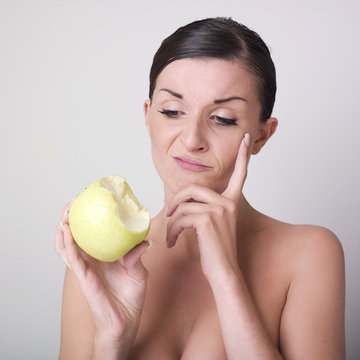 jeune femme nue grimace pomme