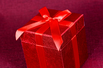 Geschenk mit roter Schleife