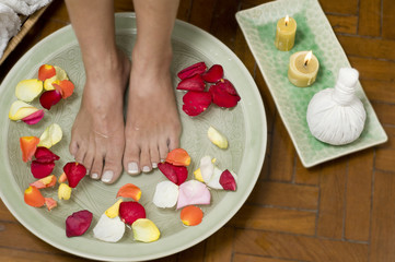 Obraz na płótnie Canvas Relaxing aromatherapy spa for feet