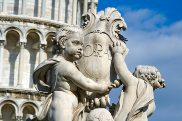 Fototapeta na wymiar Pomnik, który znajduje się na Polu Cudów w Pizie we Włoszech. Szczegół