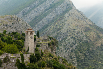 Fototapeta na wymiar Stare miasto twierdza w górach. Stari Bar. Czarnogóra