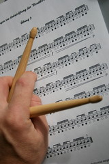 Drumsticks vor Noten Musiknoten Schlagzeug