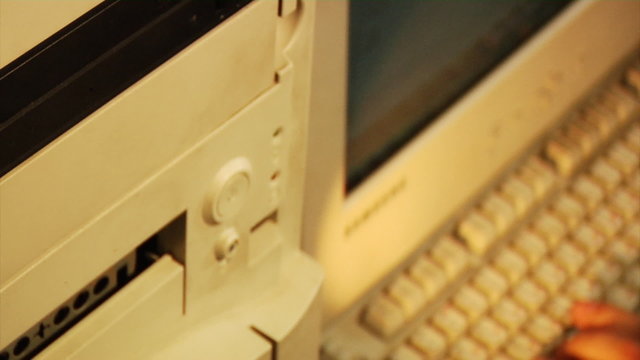 dvd-rom ejecting