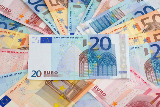 tas de billets en euros