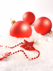 red balls and stars in the snow © malwa