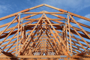 Dachstuhl mit blauem Himmel